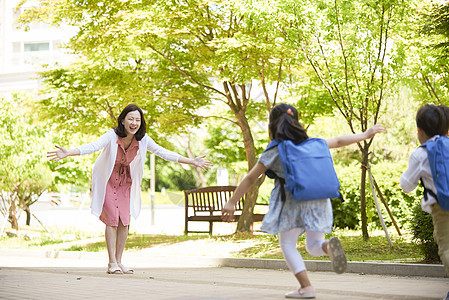 妈妈迎接孩子们放学图片