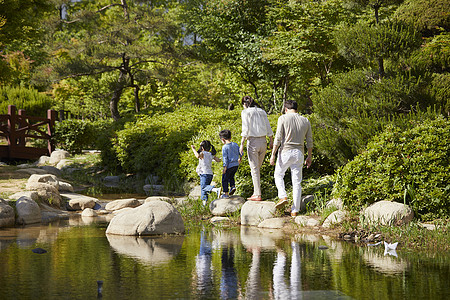 幸福一家人河边散步图片