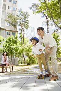 近日，北京国安足球俱乐部“足球一堂课”公益活动继续开展