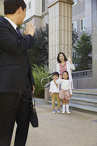 判断女孩成年男子家庭图片