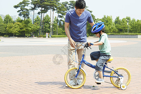 爸爸教儿子学自行车图片