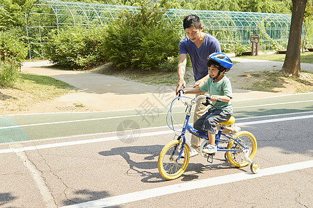 爸爸教儿子骑车图片