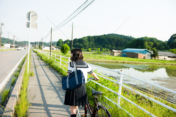 回家路上推着自行车的学生背影图片