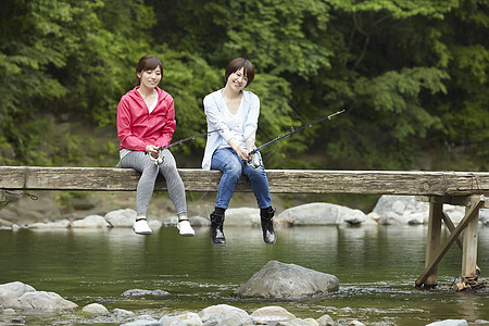 两个女孩享受户外钓鱼图片
