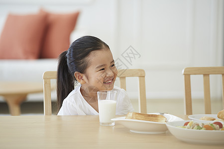 餐桌前吃早饭的女儿图片