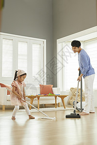 一起居家打扫卫生的父女二人图片