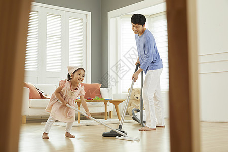 一起居家打扫卫生的父女二人图片