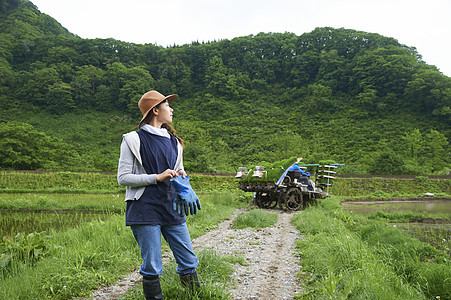 种植水稻在田地里休息的年轻农民图片