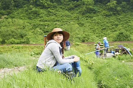 农业妇女在水稻种植地休息图片