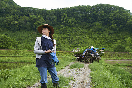 农业妇女在水稻种植地休息图片