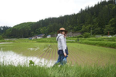 种植水稻后在田里休息的年轻农民图片