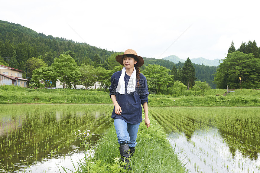 水稻田间休息的农业妇女图片