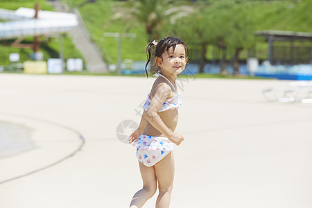 穿着泳装奔跑的小女孩图片