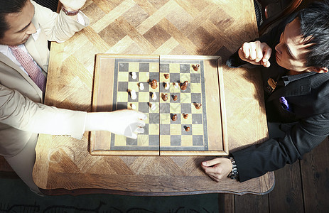 中年男性下国际象棋图片