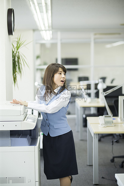 女职员在办公室工作图片