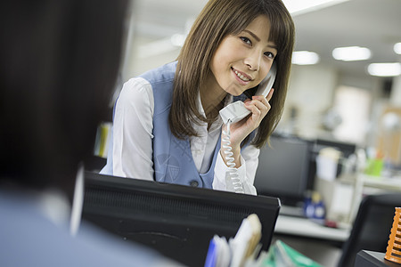 办公室接电话的职业女性图片