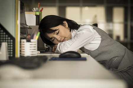 办公室加班工作疲惫小憩的女职员图片