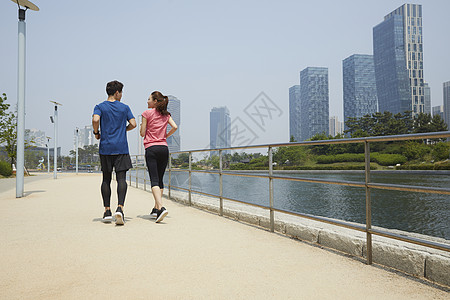 户外跑步运动的青年男女背影图片素材