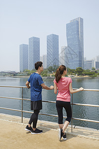 武汉东湖绿道靠在栏杆上看远方的情侣背景