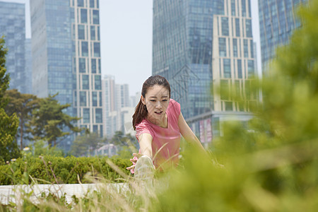 在户外做运动的女生图片