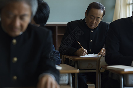 老年大学里努力学习的老人高清图片