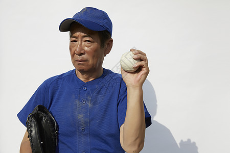 打棒球的中老年人高清图片