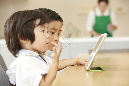 餐桌小学生作品孩子在玩女人清洁图片