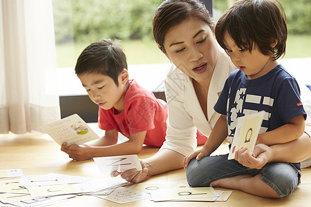 英语女仆家中的幼儿教育图片