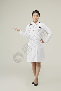 穿白大褂的年轻女医生图片