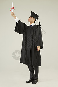 穿学士服的研究生庆祝毕业图片