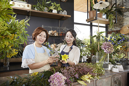 花店母女一起打理花卉图片