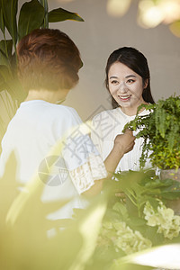 中年母女母女在商店里赏花背景