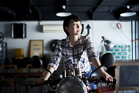 跨骑摩托车车的女人图片