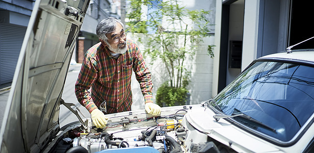 美貌的1个人修配车间修理汽车的老人图片