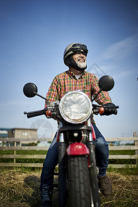 户外骑摩托车的老人图片