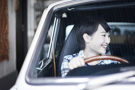 驾驶汽车的年轻女人图片