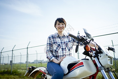 户外骑摩托车的女人图片