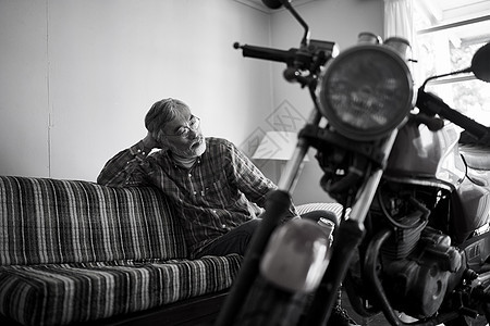 看摩托车的老人图片