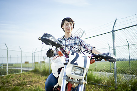 户外骑摩托车的女人图片