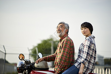 户外老年人和妇女骑摩托车图片