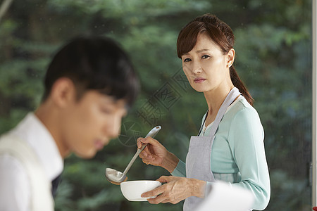照片|小学生休闲韩国人儿童生活洗手液照片|端着一碗饭的成年女子
