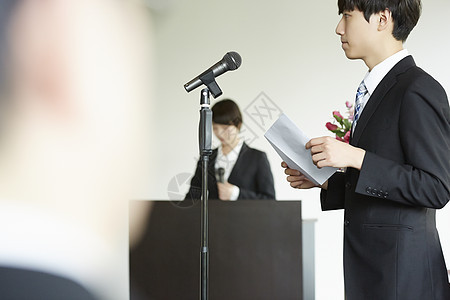 商业开幕典礼男职员上台演讲图片