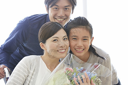 家人来看望轮椅上的女孩图片