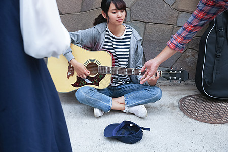 去东京歌曲户外街头音乐家的女人图片