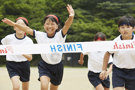 参加运动会比赛的小学生图片