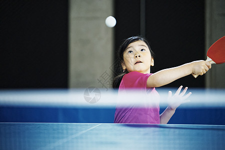 打乒乓球真挚的小女孩背景图片