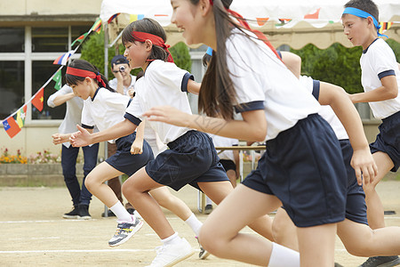 校园运动会赛跑的学生们图片