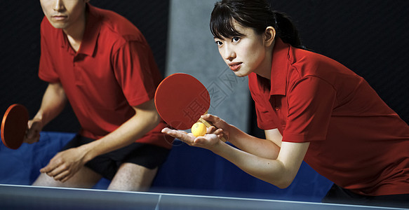 乒乓球双打竞赛的运动员图片