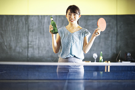 公司职员喝酒腰部击打乒乓球酒吧女人图片