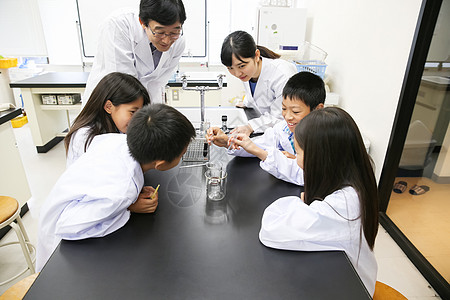 化学课实验开心的学生们图片